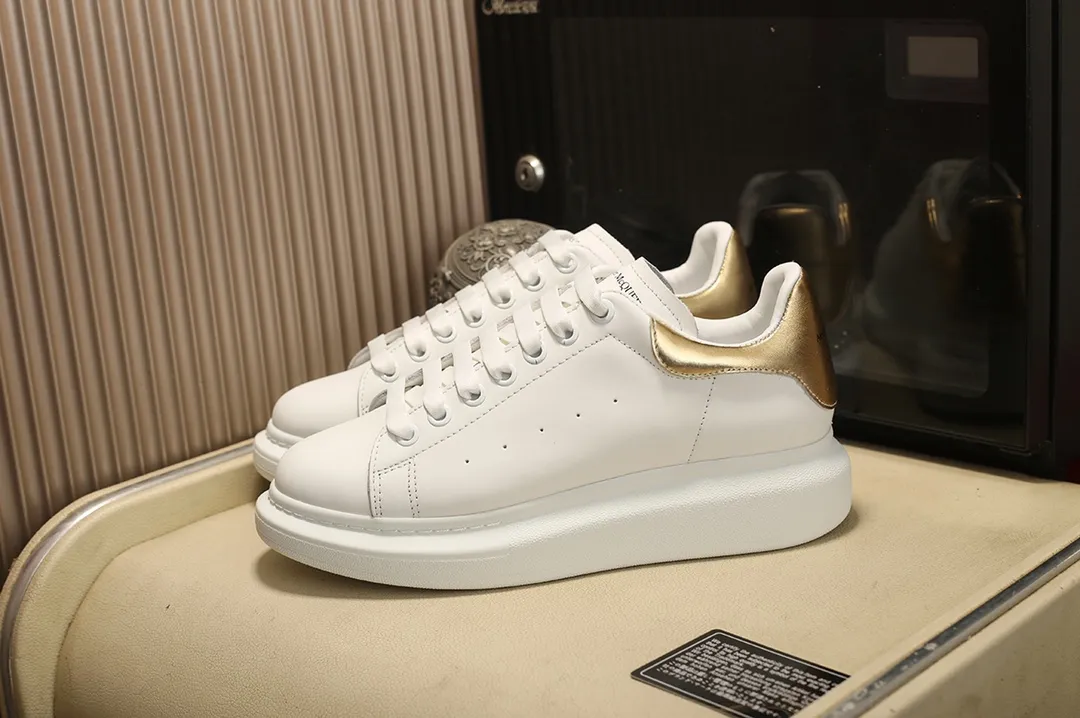 👟👟Ex-factory price 480👟👟 Men's size +10 High-quality upgraded version🔥Real shot of Alexander McQUEEN (McQueen)🎉The highest quality silk cowhide version on the market🎊, imported water-dyed sheepskin inside, counter 1:1 replica, star style T stage catwalk, a must-have for fashionistas , the original high-temperature and ultra-clear air compressor logo on the foot, absolutely counter-matched version, the arc of the back bag is truly genuine 0⃣️ difference, using an exclusive privately molded double-layer vacuum outsole, which is light on the foot and has excellent rebound! Running🏃✈️The first choice item for outdoor sports💅💅Trend and fashion coexist📣 Women’s style: 35-39, Men’s style: 39-44